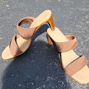 Onex slides. Very comfortable.  Brown